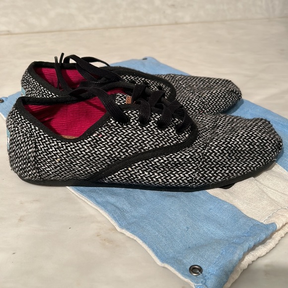 TOMS ๐ slip on sneakers ๐ size 8 ๐ New w/o tag - Picture 5 of 7